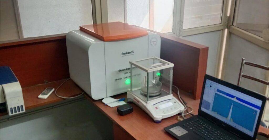 Gold Testing machine at IMG Gold Buyers Kukatpally, Hyderabad